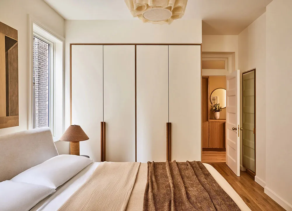 Beaux tons et îlot de cuisine en carrelage : appartement élégant à New York - Gallery image 10