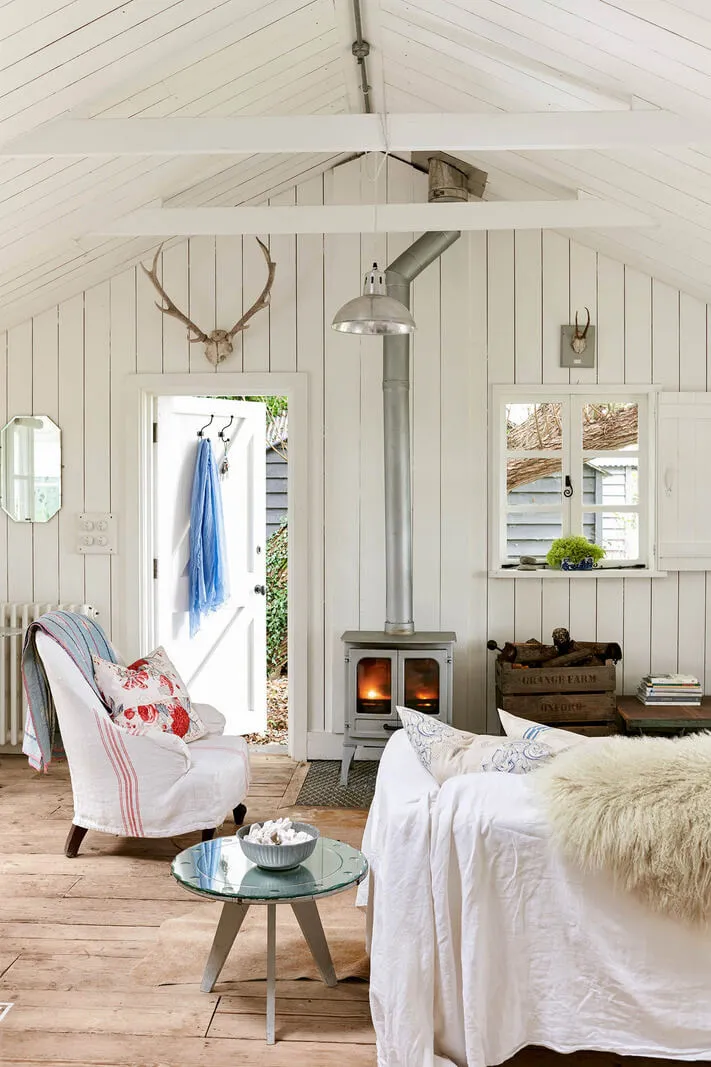 緑に囲まれた美しい白いコテージ - Gallery image 15