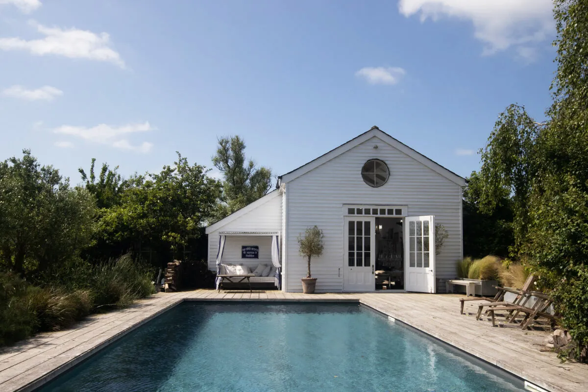 緑に囲まれた美しい白いコテージ - Gallery image 17