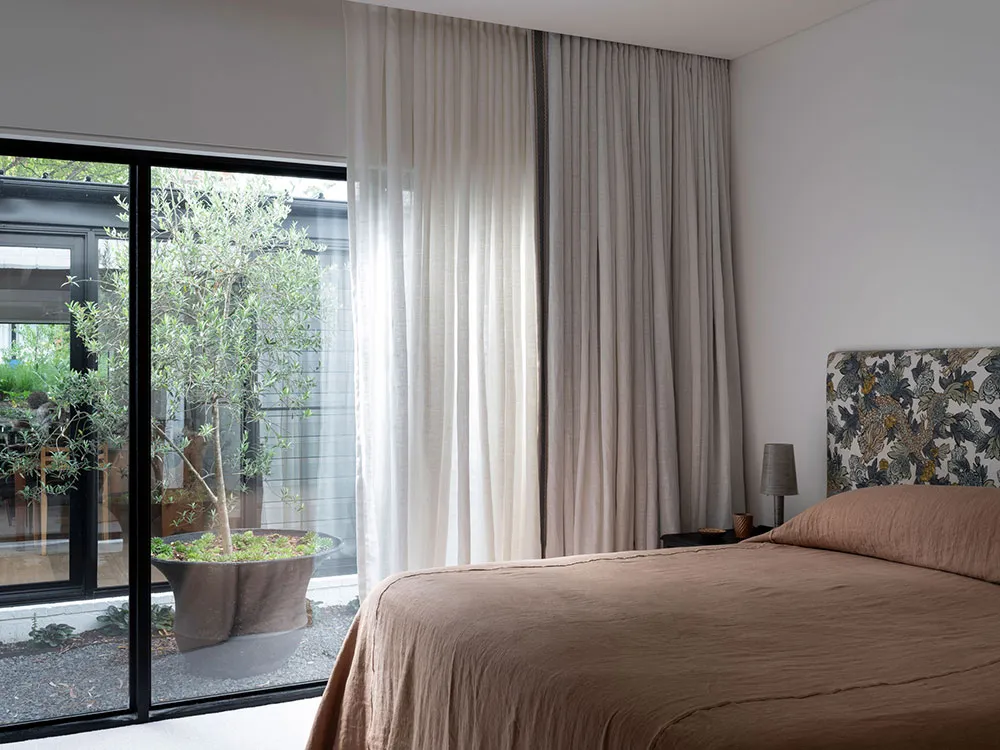 Znakomity strzeżony domek w Australii zbudowany na kontrastach - Gallery image 15