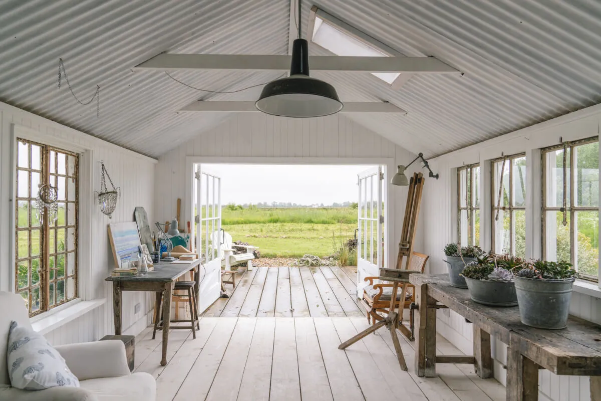 緑に囲まれた美しい白いコテージ - Gallery image 25