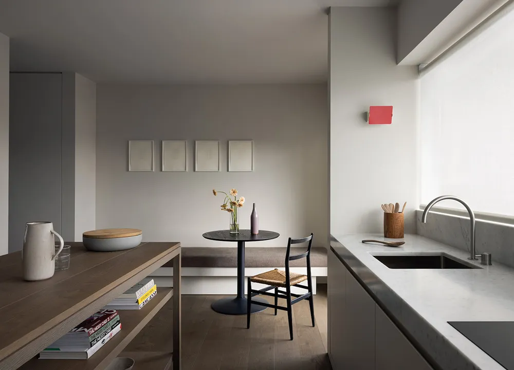 Style minimaliste calme avec vue sur une église médiévale - Gallery image 4