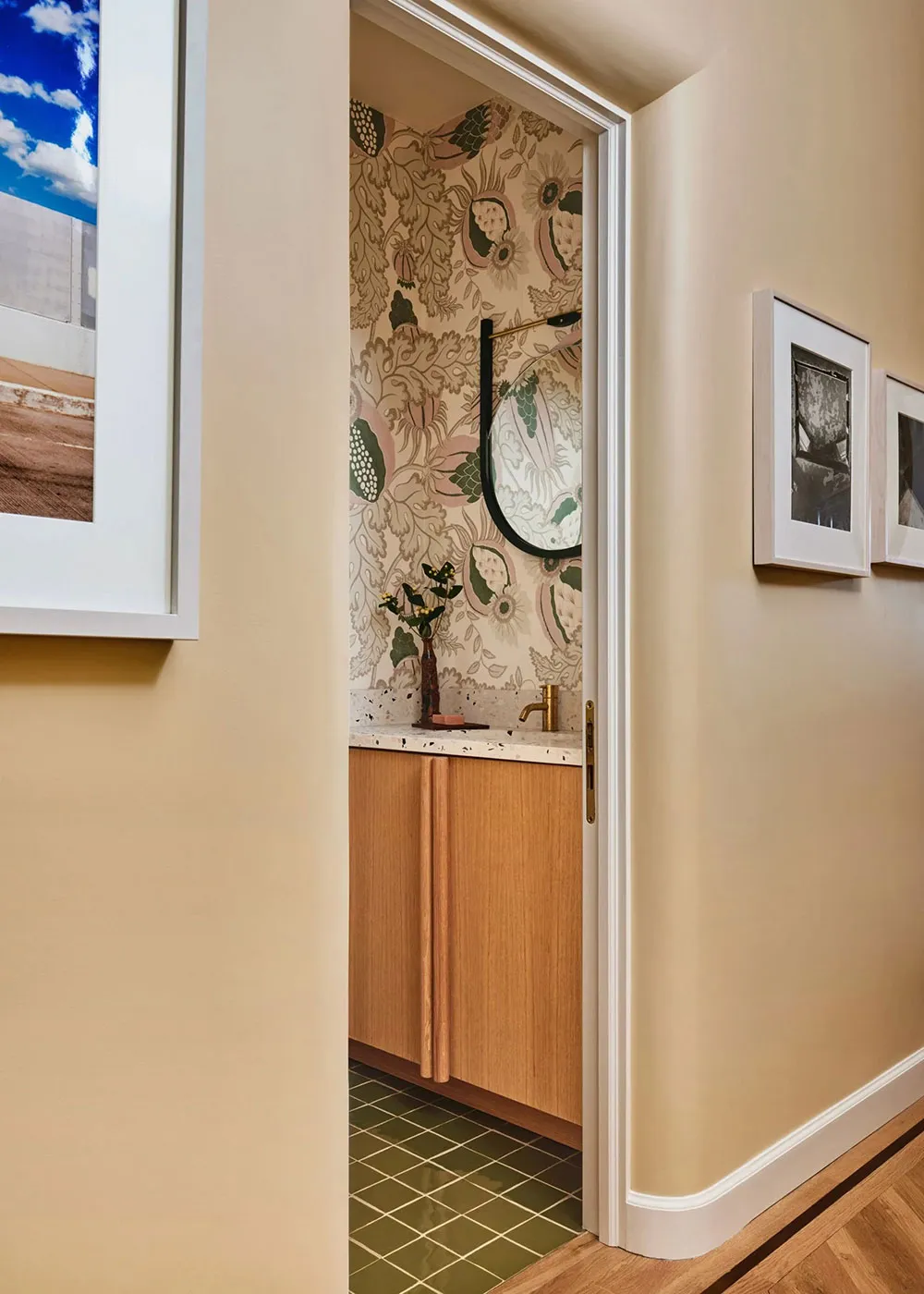 Beaux tons et îlot de cuisine en carrelage : appartement élégant à New York - Gallery image 15