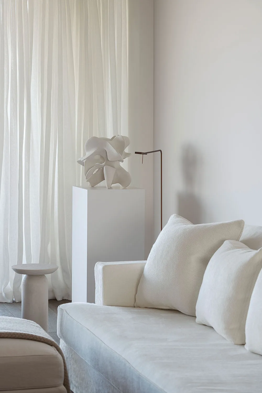 Ruhe in sandfarbigen Tönen im Design eines Hauses in den Dünen der Niederlande - Gallery image 1