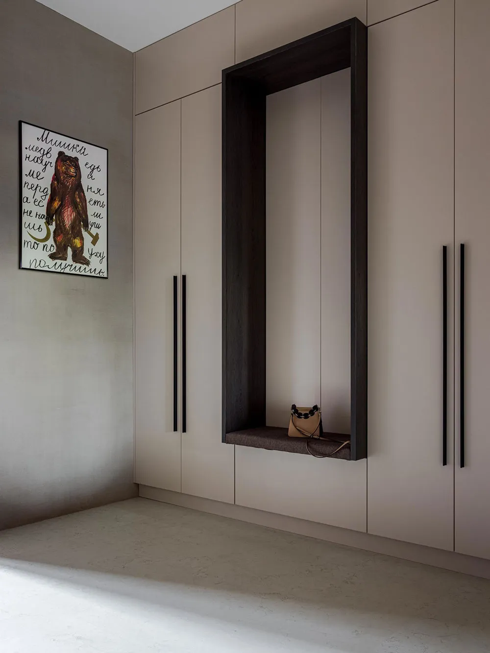 Обои с рыбами и смелый мрамор на кухне: современная квартира для семьи в Москве - Gallery image 11