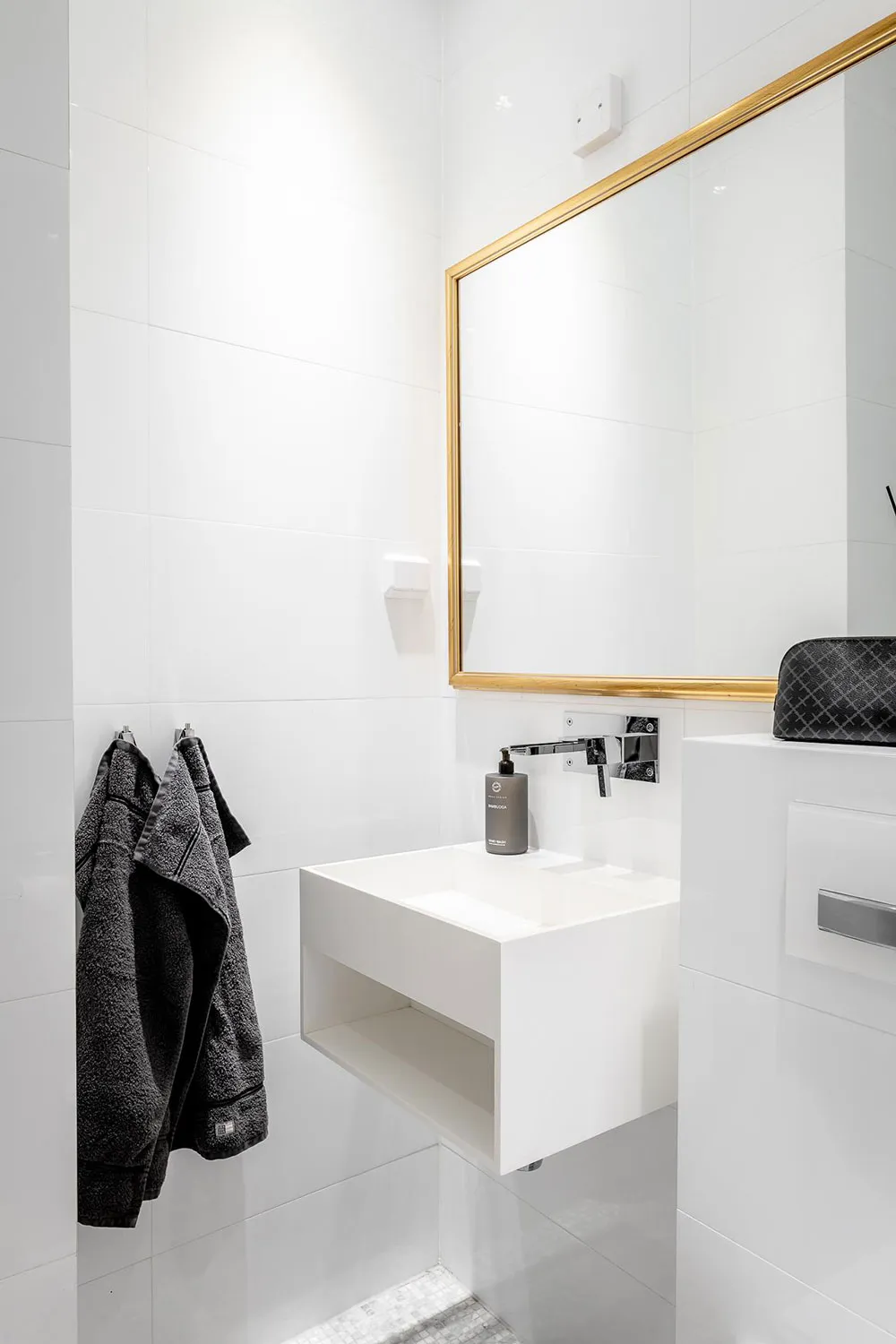 Кирпичные стены и тёмная мебель: лофт в Гетеборге - Gallery image 27