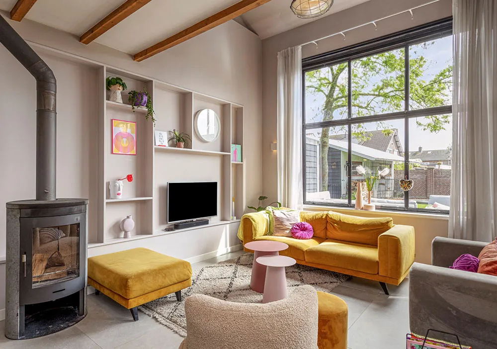 Diseño de interior colorido y vibrante en edificio ex-escuela en Países Bajos - Gallery image 4