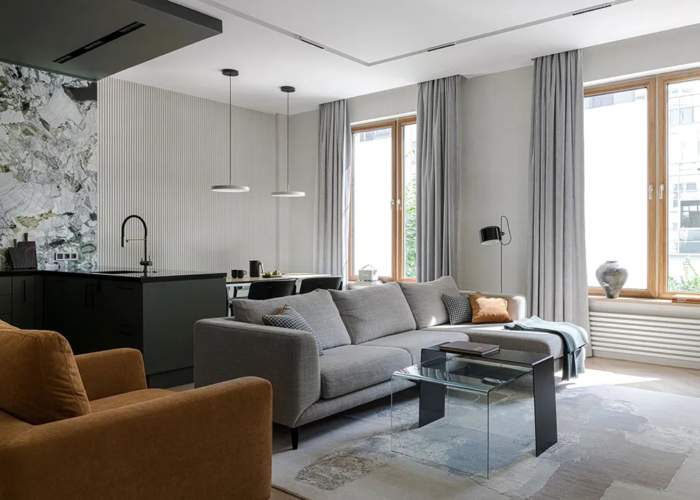 Обои с рыбами и смелый мрамор на кухне: современная квартира для семьи в Москве - Gallery image 2