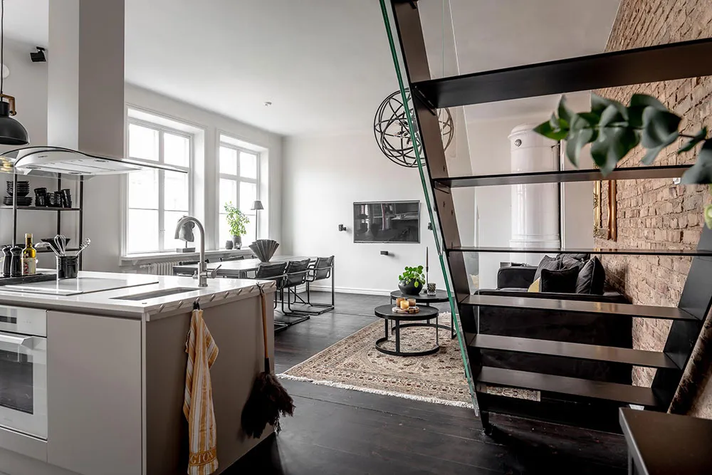 Кирпичные стены и тёмная мебель: лофт в Гетеборге - Gallery image 24