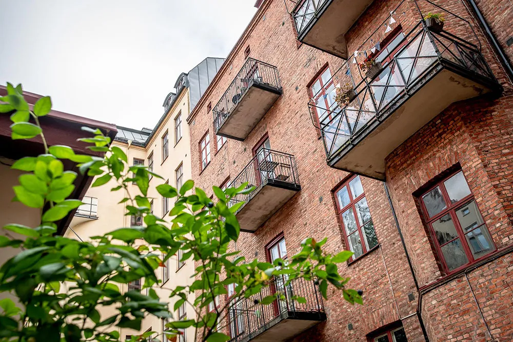 Кирпичные стены и тёмная мебель: лофт в Гетеборге - Gallery image 6