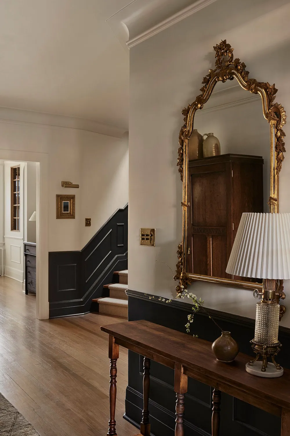 Lignes élégantes de l'habitation rénovée de 100 ans à Montréal - Gallery image 11