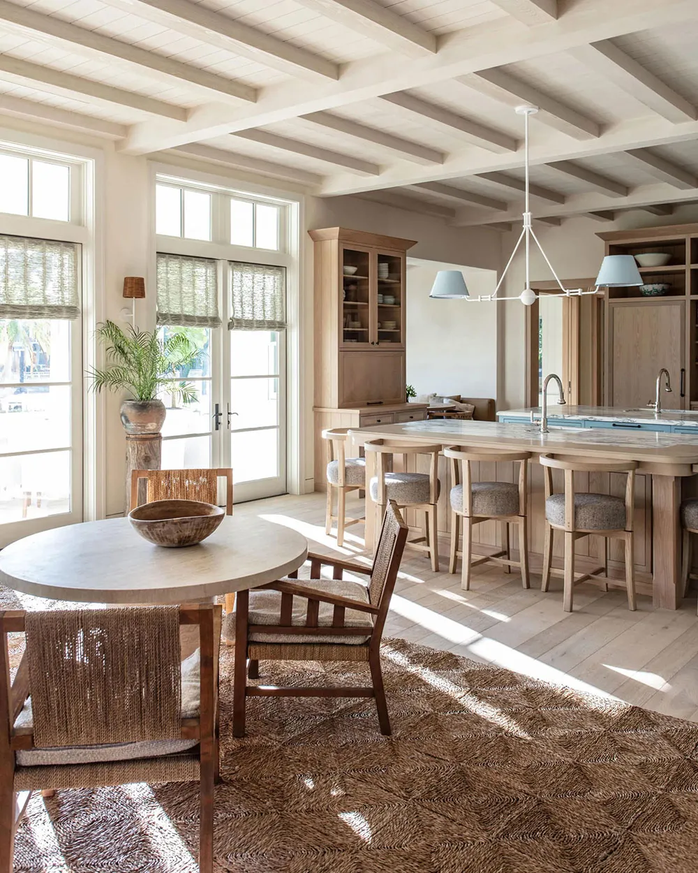 Floral Motifs and Green Tones: Cozy House in Florida - Gallery image 2