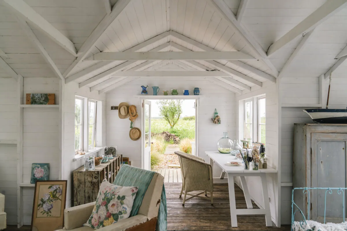 緑に囲まれた美しい白いコテージ - Gallery image 21