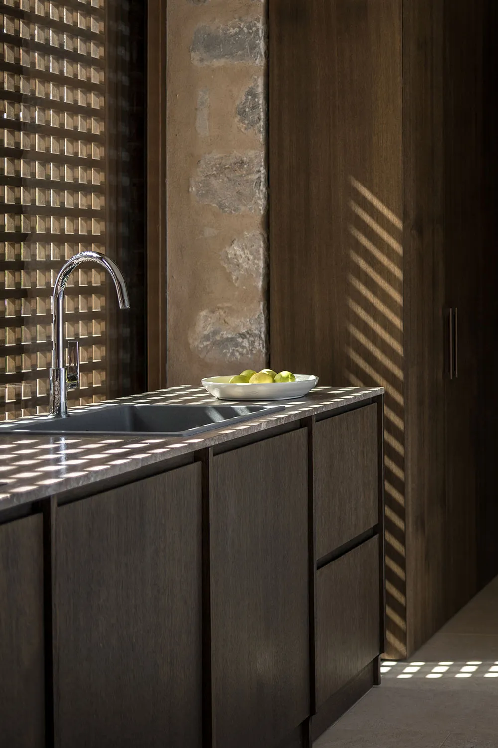 Un logement moderne chaleureux inspiré de la tradition des maisons en pierre en Grèce - Gallery image 14