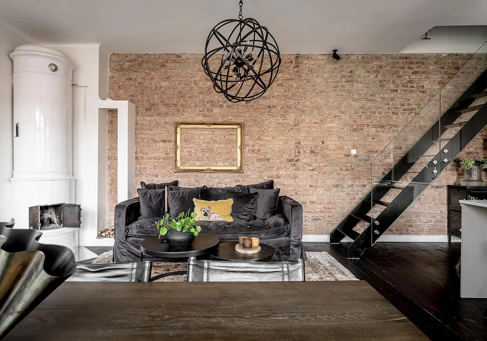 Кирпичные стены и тёмная мебель: лофт в Гетеборге - Gallery image 3
