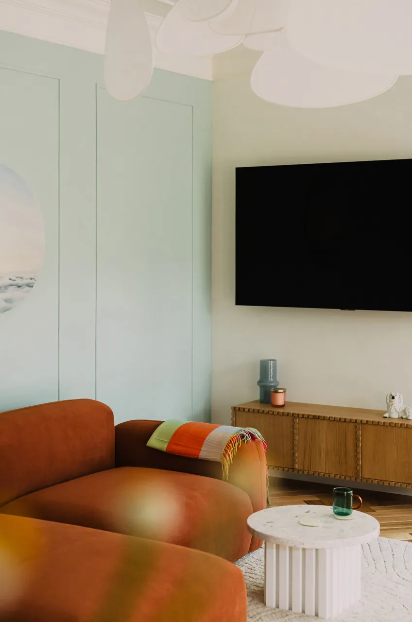 Peintures vives et touches d'art déco dans la conception d'appartement à Wrocław - Gallery image 2