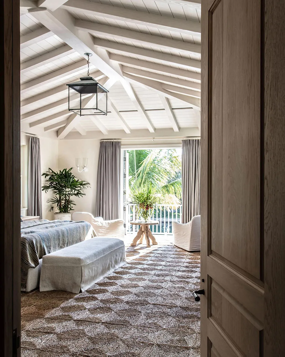 Floral Motifs and Green Tones: Cozy House in Florida - Gallery image 7