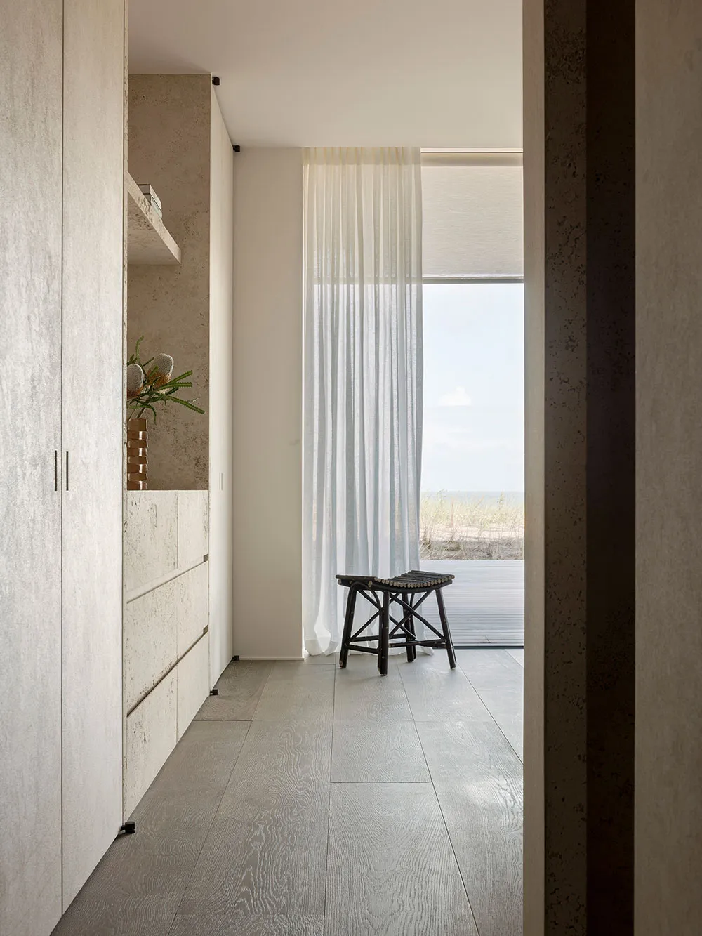 Ruhe in sandfarbigen Tönen im Design eines Hauses in den Dünen der Niederlande - Gallery image 10