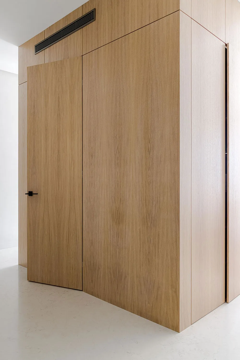 Обои с рыбами и смелый мрамор на кухне: современная квартира для семьи в Москве - Gallery image 3