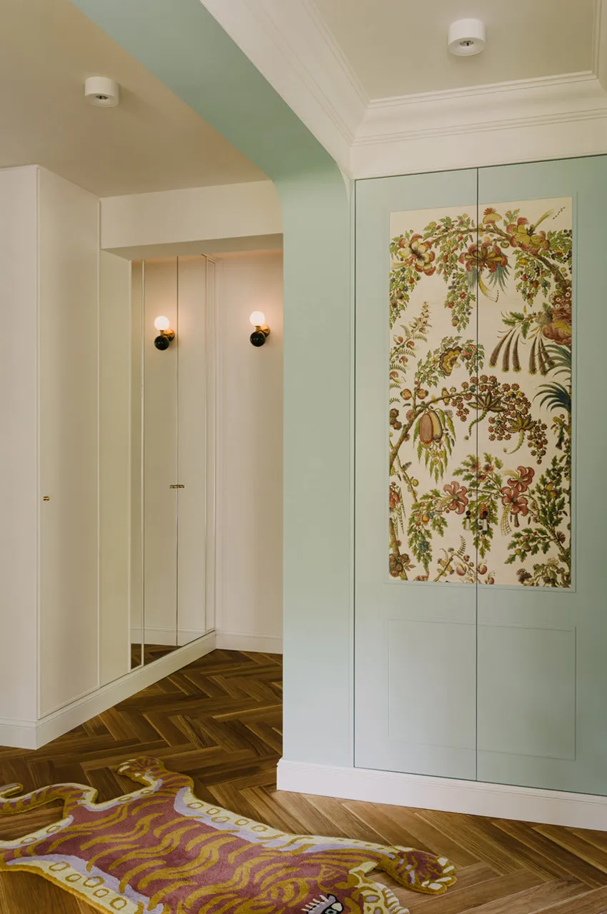 Peintures vives et touches d'art déco dans la conception d'appartement à Wrocław - Gallery image 3