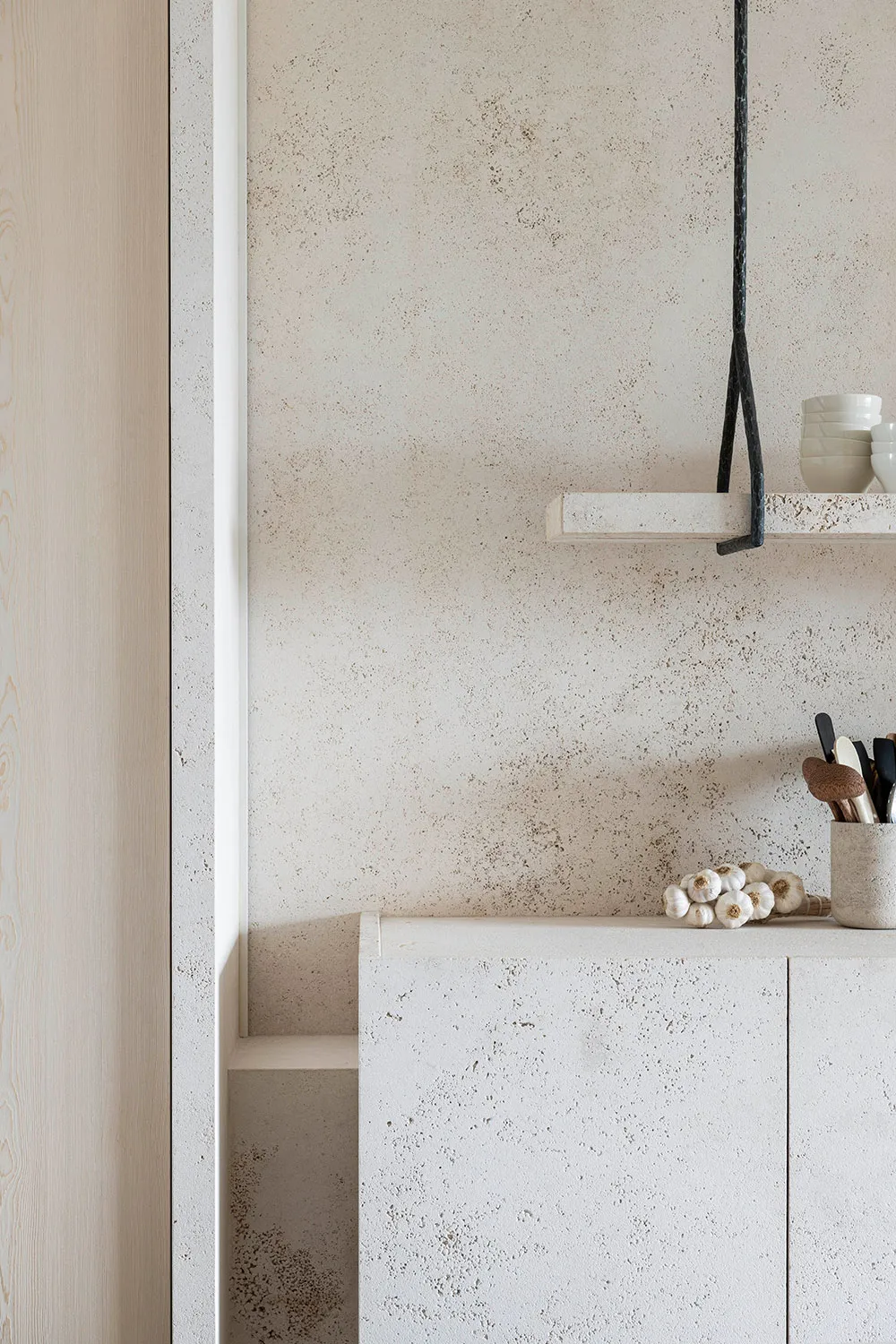 Ruhe in sandfarbigen Tönen im Design eines Hauses in den Dünen der Niederlande - Gallery image 3