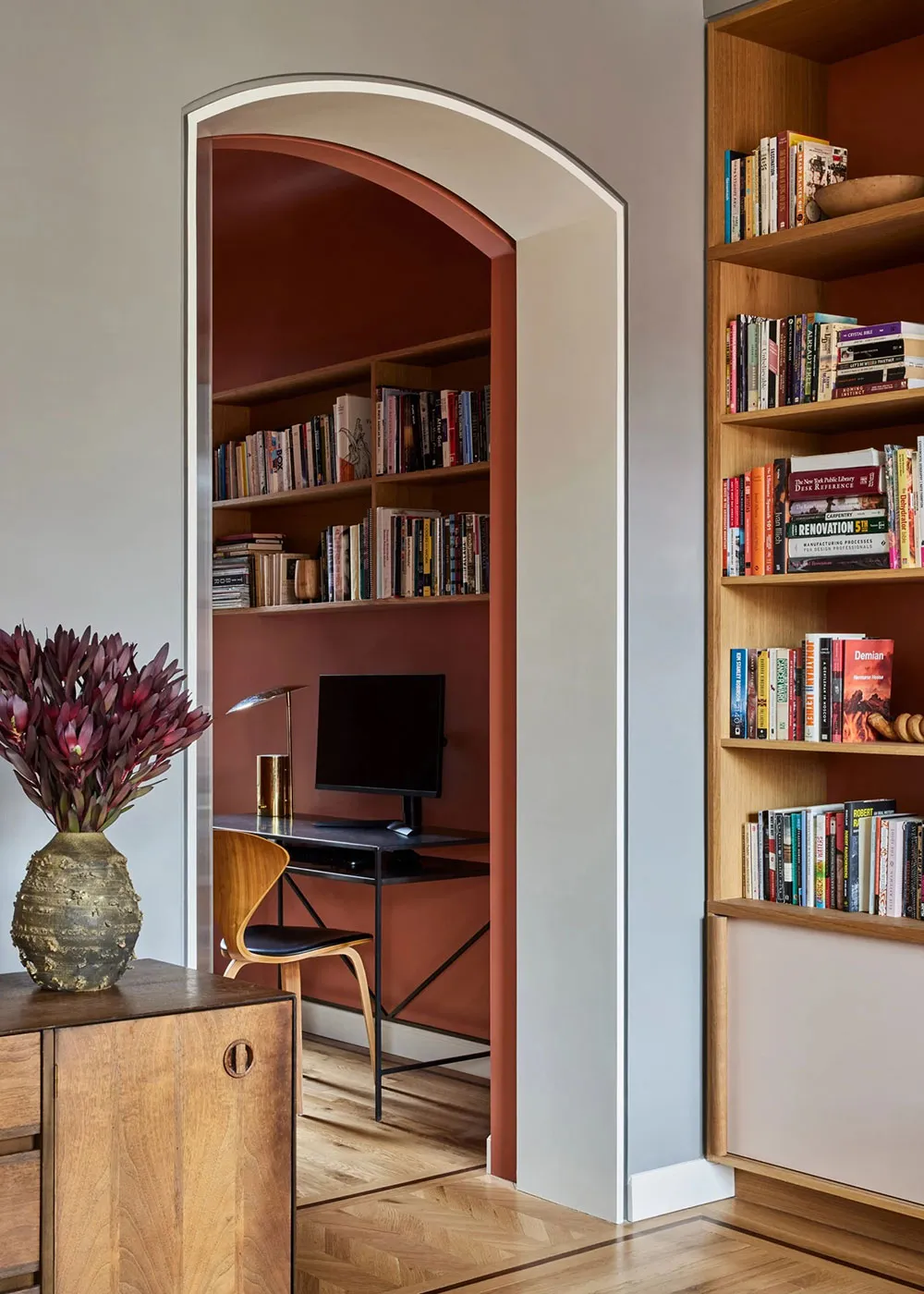 Beaux tons et îlot de cuisine en carrelage : appartement élégant à New York - Gallery image 5