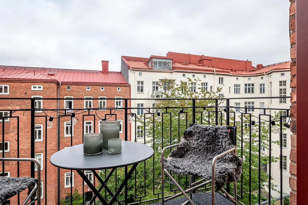 Кирпичные стены и тёмная мебель: лофт в Гетеборге - Gallery image 5