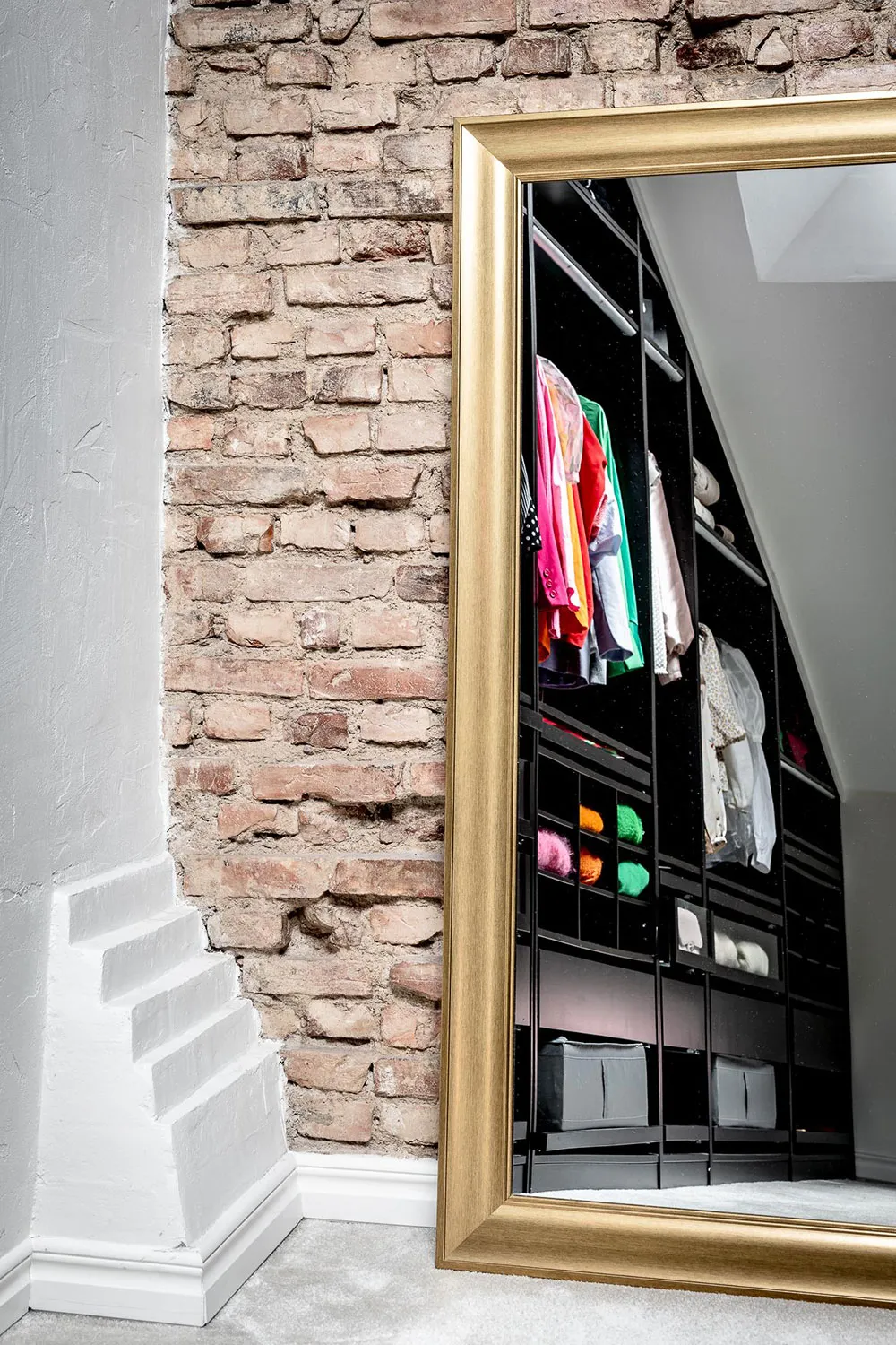 Кирпичные стены и тёмная мебель: лофт в Гетеборге - Gallery image 16