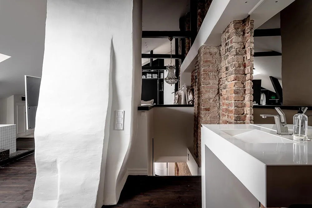 Кирпичные стены и тёмная мебель: лофт в Гетеборге - Gallery image 8