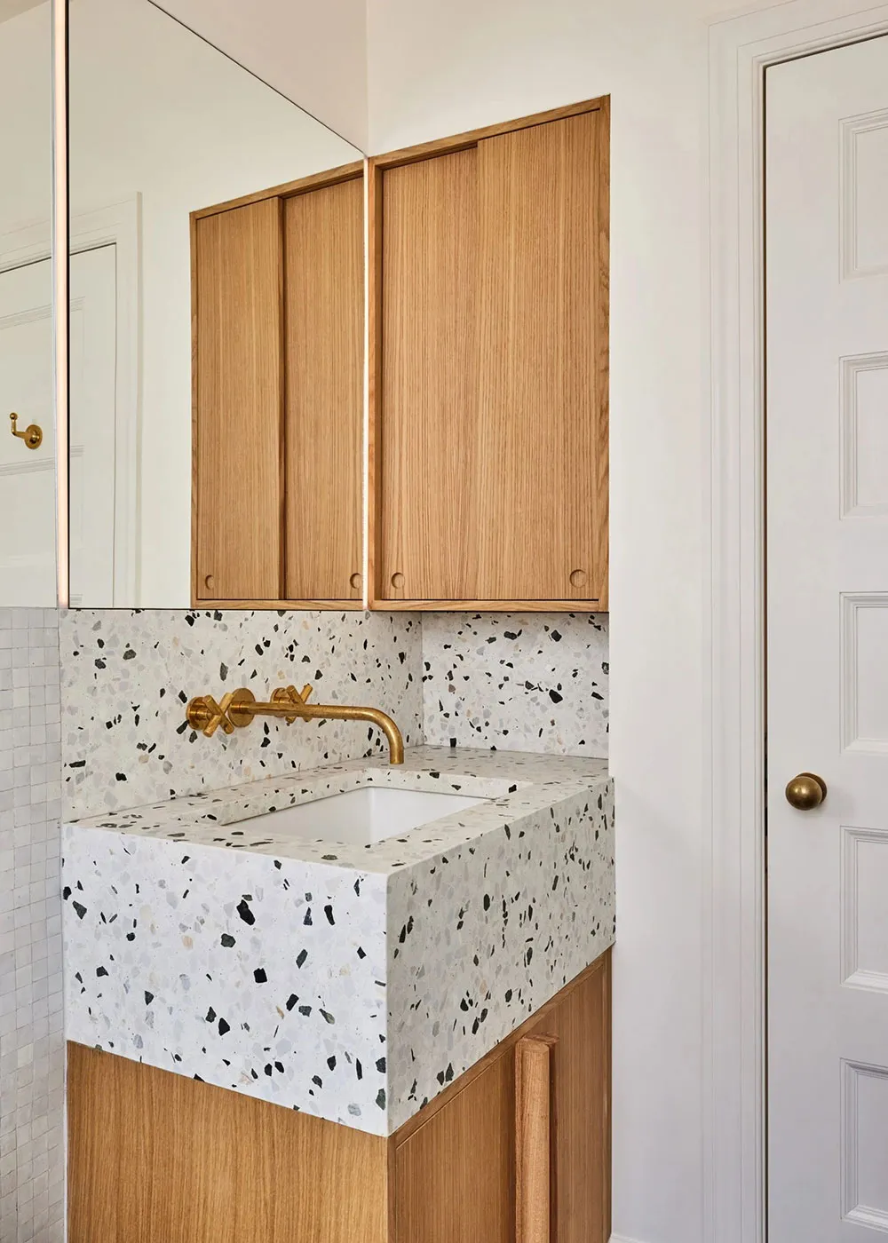 Beaux tons et îlot de cuisine en carrelage : appartement élégant à New York - Gallery image 13