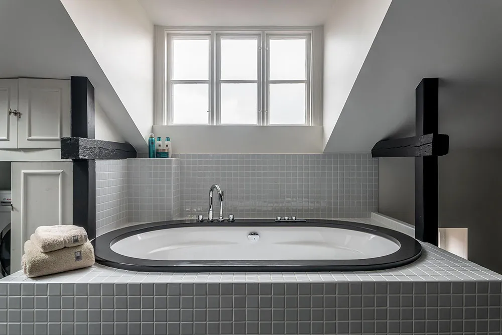 Кирпичные стены и тёмная мебель: лофт в Гетеборге - Gallery image 19