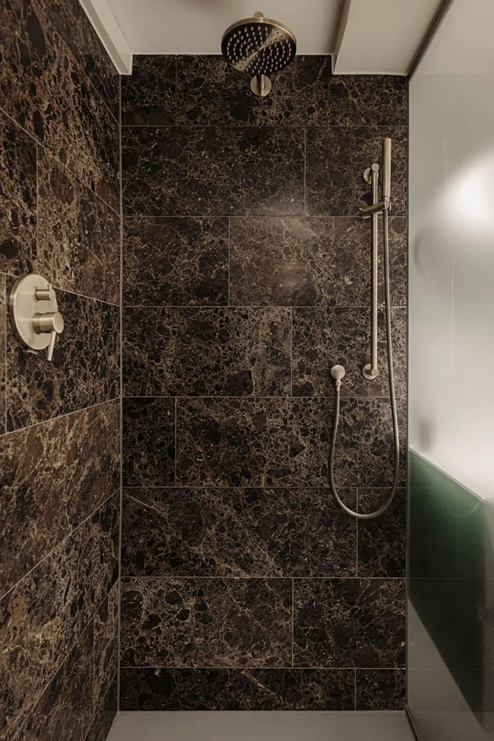 Średzie morza motywy w designie nowoczesnych apartamentów w Amsterdamie - Gallery image 17