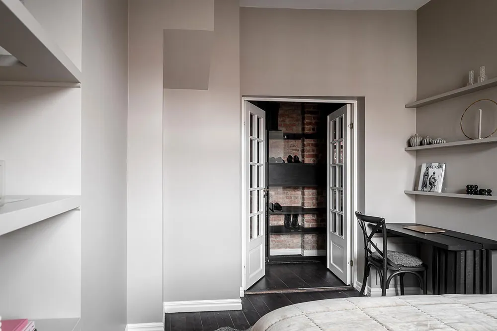 Кирпичные стены и тёмная мебель: лофт в Гетеборге - Gallery image 30