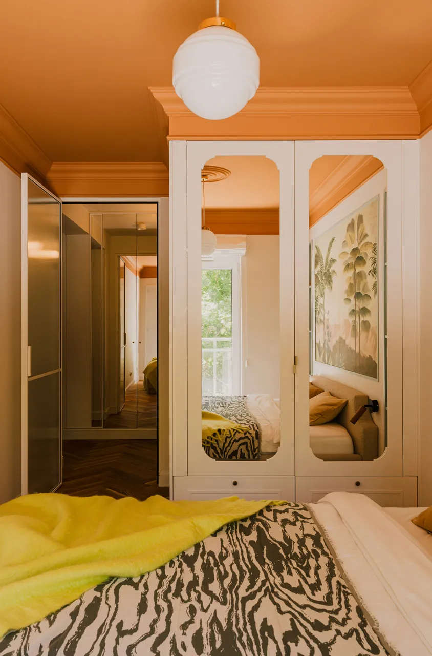 Peintures vives et touches d'art déco dans la conception d'appartement à Wrocław - Gallery image 6