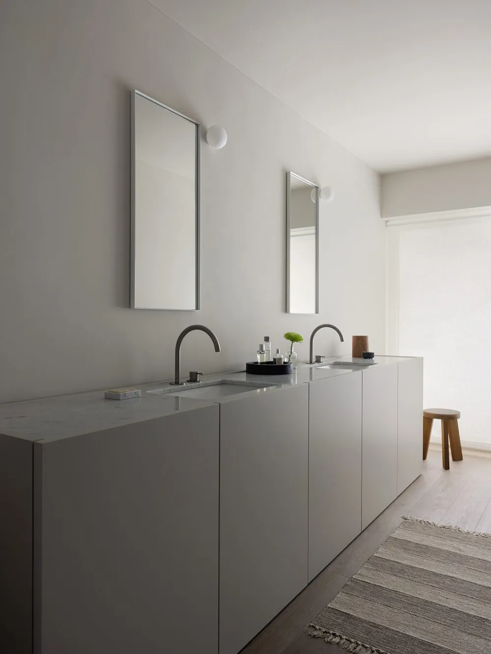 Style minimaliste calme avec vue sur une église médiévale - Gallery image 8