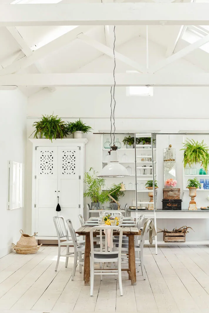 緑に囲まれた美しい白いコテージ - Gallery image 23