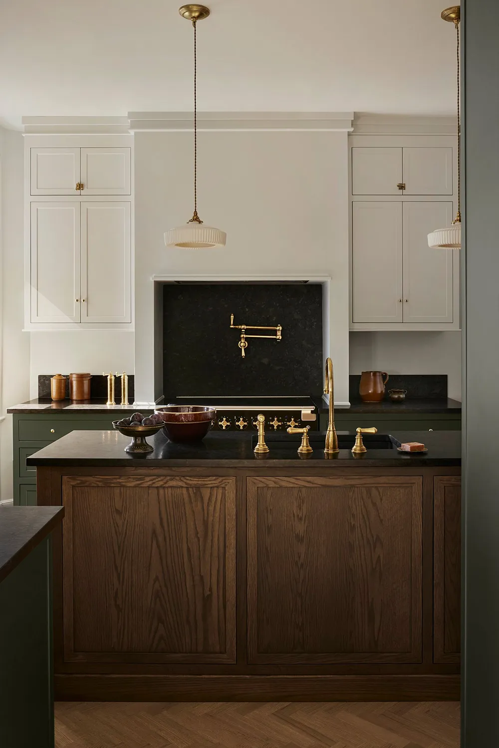 Lignes élégantes de l'habitation rénovée de 100 ans à Montréal - Gallery image 7