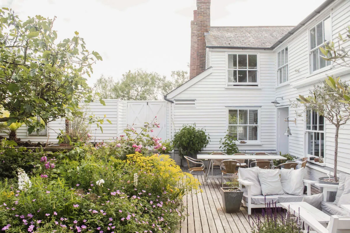 緑に囲まれた美しい白いコテージ - Gallery image 2