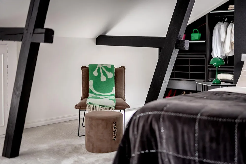 Кирпичные стены и тёмная мебель: лофт в Гетеборге - Gallery image 15