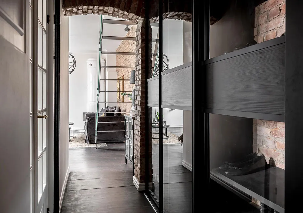 Кирпичные стены и тёмная мебель: лофт в Гетеборге - Gallery image 32