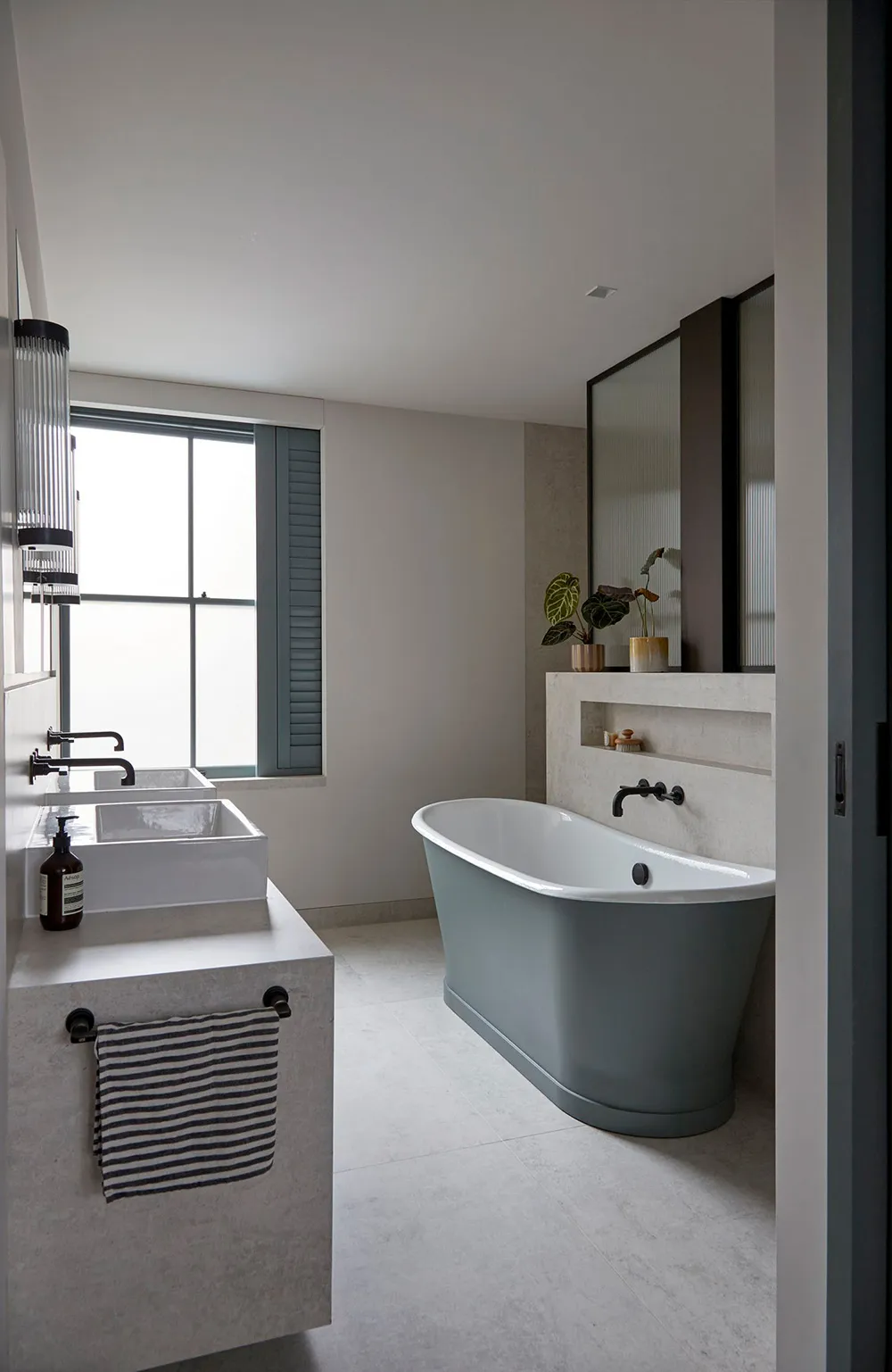 Стильні темні відтінки для чудового таунхауса в Лондоні - Gallery image 17