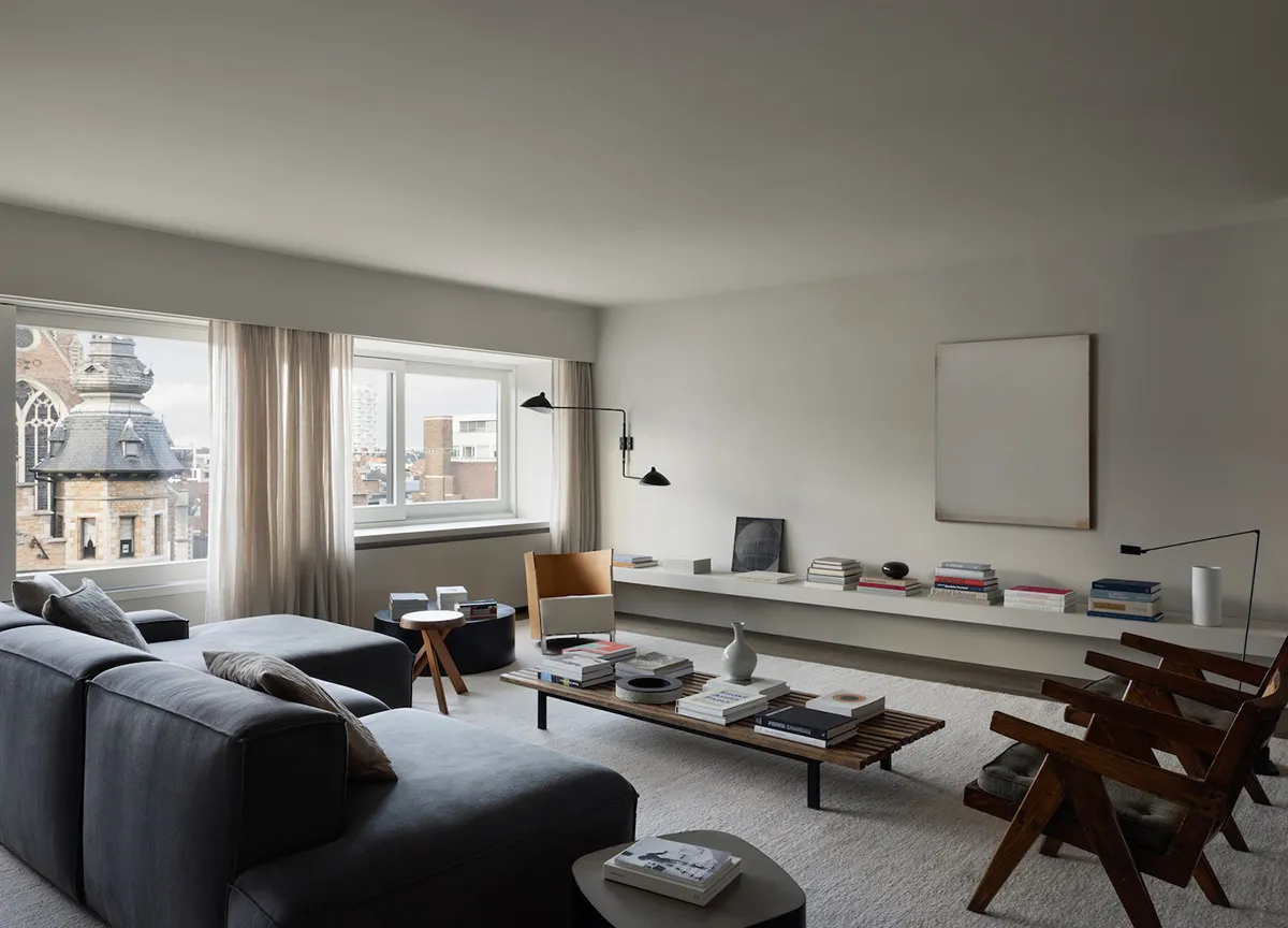 Style minimaliste calme avec vue sur une église médiévale - Gallery image 3