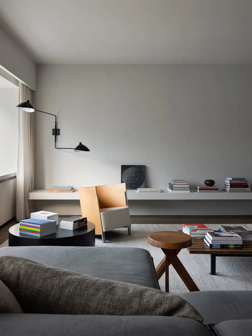 Style minimaliste calme avec vue sur une église médiévale - Gallery image 2