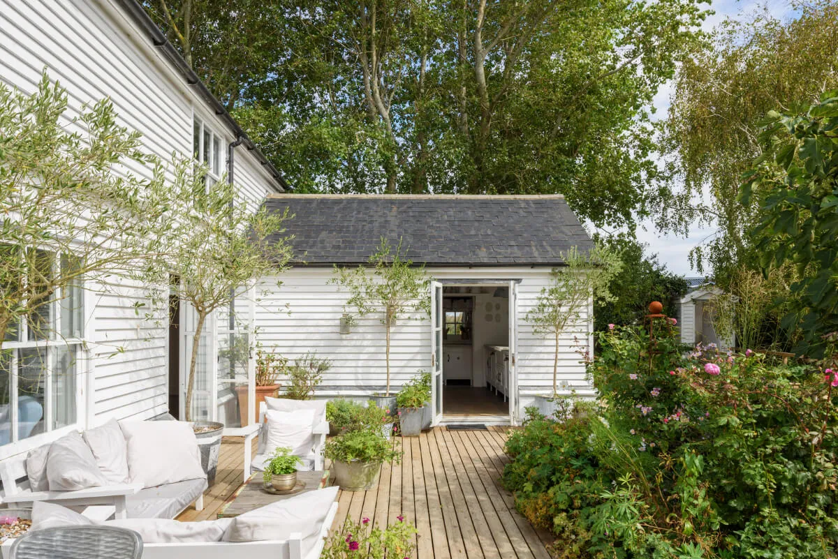 緑に囲まれた美しい白いコテージ - Gallery image 5