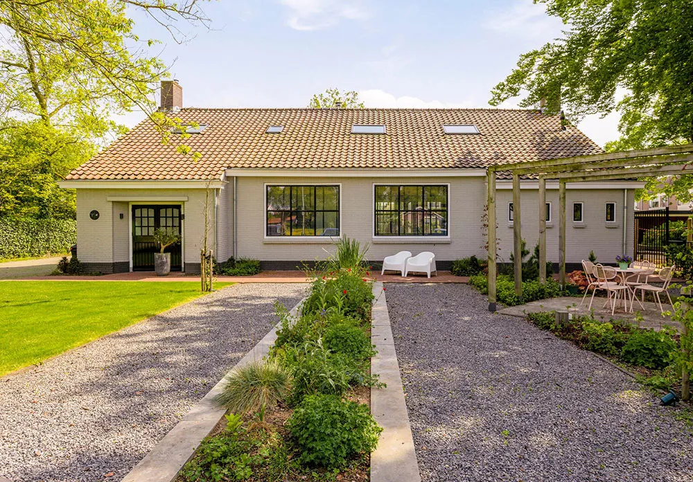 Diseño de interior colorido y vibrante en edificio ex-escuela en Países Bajos - Gallery image 3