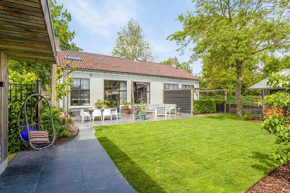 Diseño de interior colorido y vibrante en edificio ex-escuela en Países Bajos - Gallery image 17