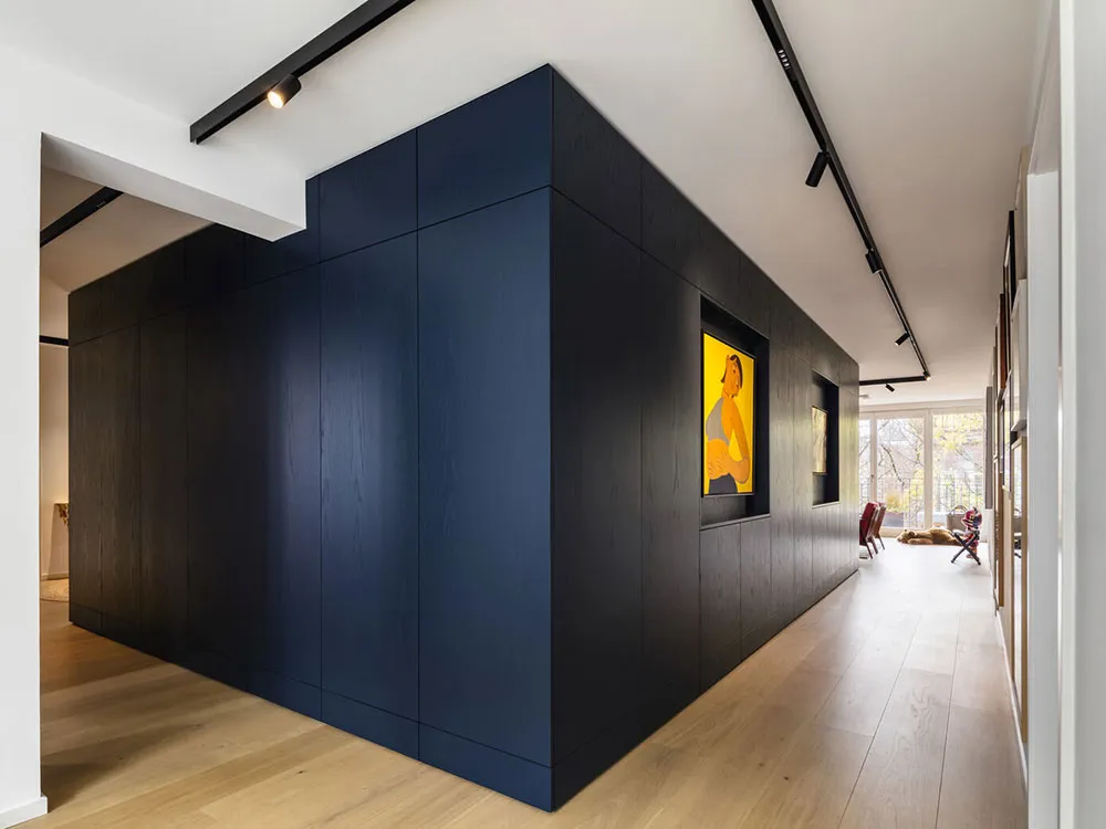 Яркая современная квартира в Гамбурге с тёмно-синим кубом - Gallery image 5