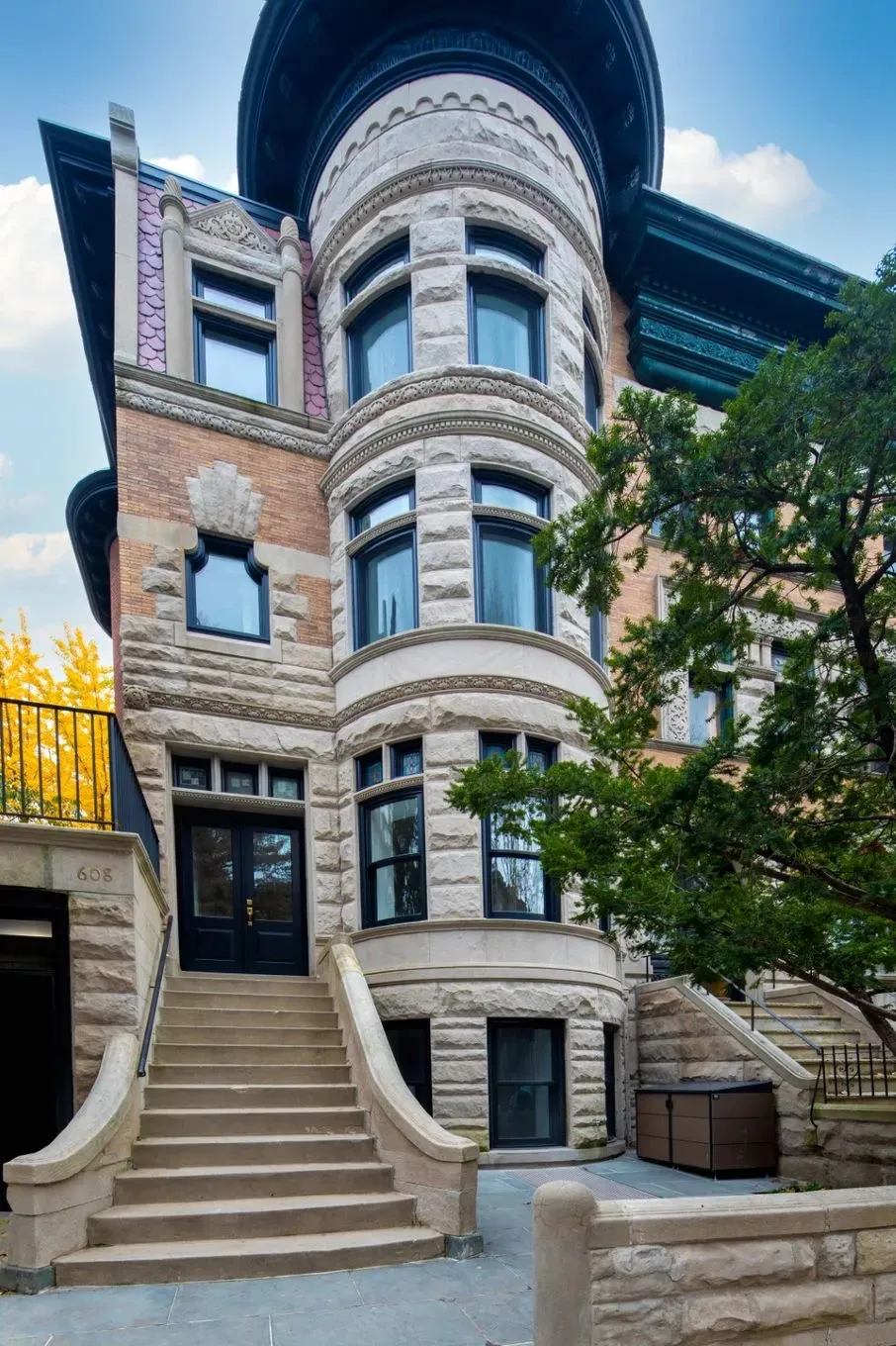 Uroczy taunhaus w Brooklynie, w którym panuje biały kolor - Gallery image 13