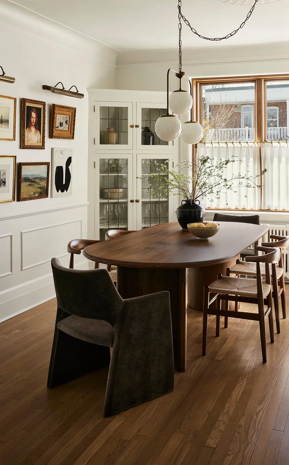 Lignes élégantes de l'habitation rénovée de 100 ans à Montréal - Gallery image 4