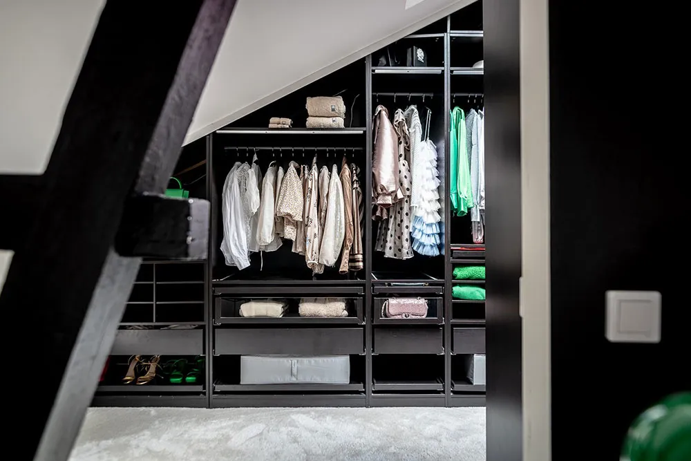 Кирпичные стены и тёмная мебель: лофт в Гетеборге - Gallery image 11